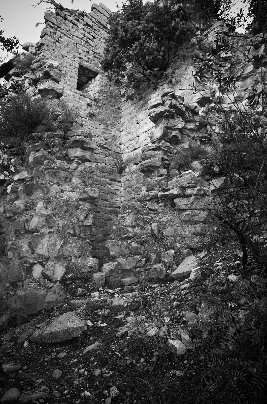 L'ancienne tour de guet "La Tour des Fées" située sur le Mont Coutach